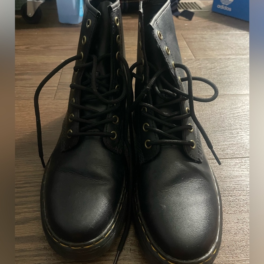dr. martens unisex-adult lace fashion boots. Size 8, in women in all black shoe.